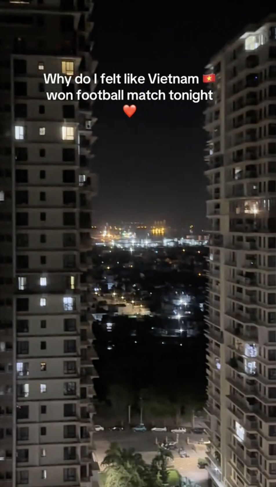 Cảnh tượng các toà chung cư sau chiến thắng của U23 Việt Nam khiến vị khách ngoại quốc ngơ ngác- Ảnh 2. Cảnh tượng các toà chung cư sau chiến thắng của U23 Việt Nam khiến vị khách ngoại quốc ngơ ngác- Ảnh 2.