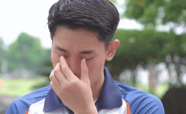 Đ&igrave;nh Bắc nghẹn ng&agrave;o lau nước mắt v&igrave; c&oacute; lỗi với bố mẹ- Ảnh 1.