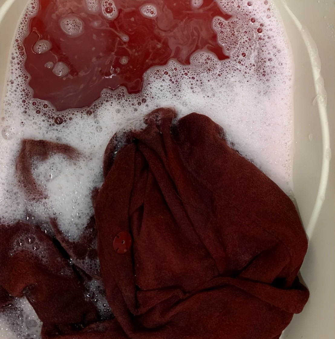 Đừng mua 4 kiểu quần &aacute;o n&agrave;y: D&igrave;m d&aacute;ng th&ecirc; thảm, k&eacute;m sang th&ocirc;i nh&eacute;- Ảnh 2.