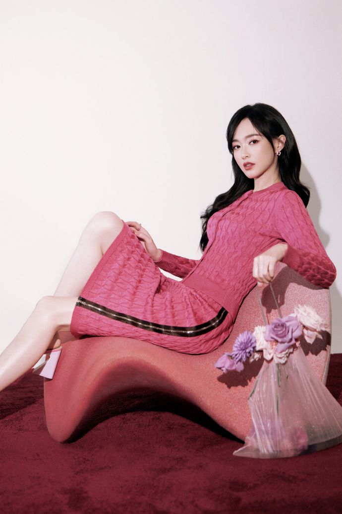 Đường Yên diện váy hồng rực rỡ gây sốt: 3 con giáp nên mặc ngay gam màu này trong tháng Chạp để "kích hoạt" vận may, đón Tết ấm no- Ảnh 3.