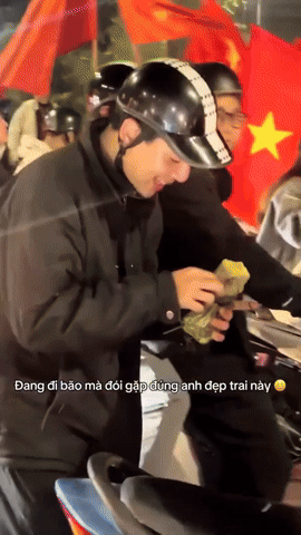 Chàng trai mang bánh chưng 