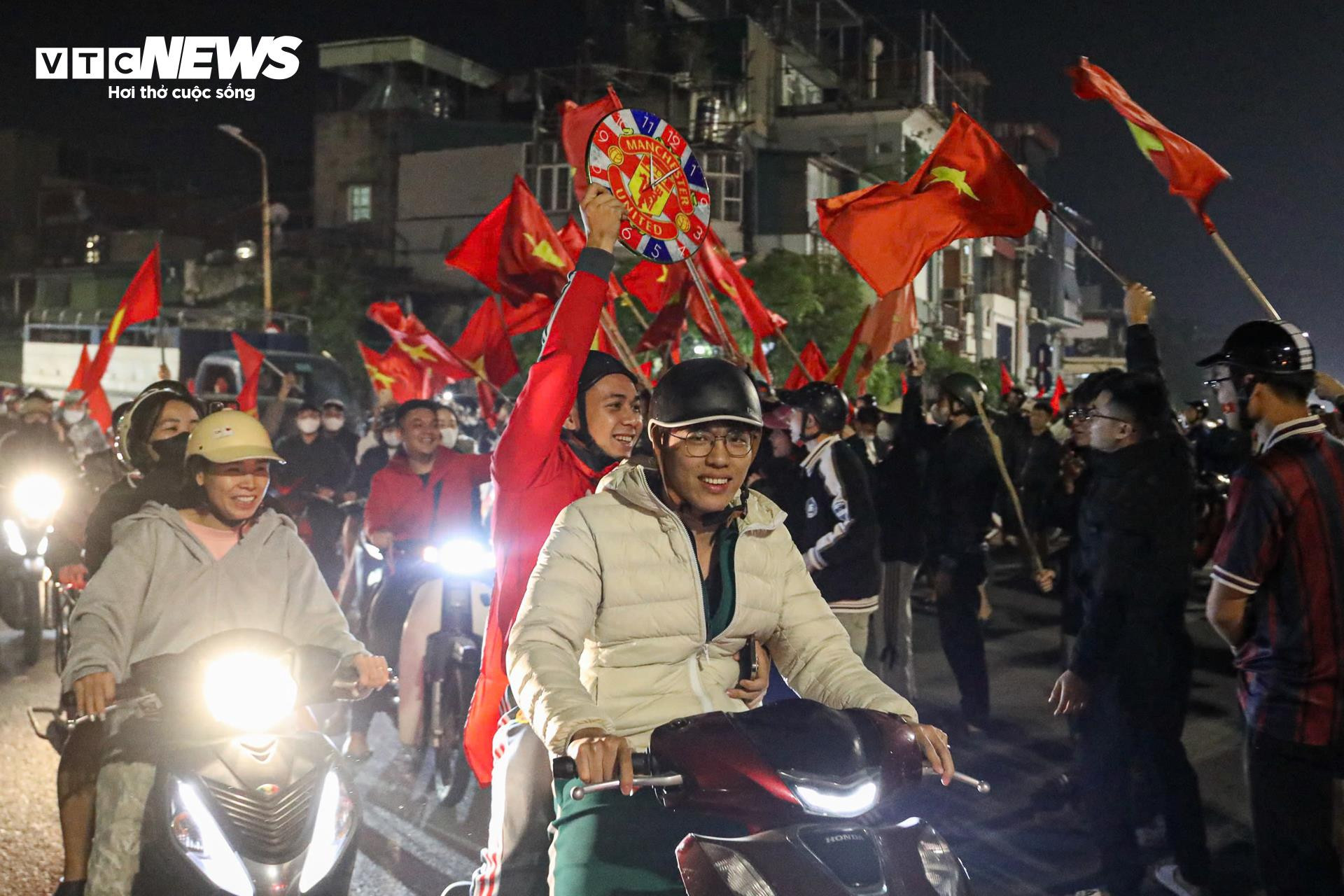 Hơn 3h s&aacute;ng, cờ đỏ sao v&agrave;ng nhuộm k&iacute;n phố H&agrave; Nội mừng U23 Việt Nam v&agrave;o b&aacute;n kết- Ảnh 12.