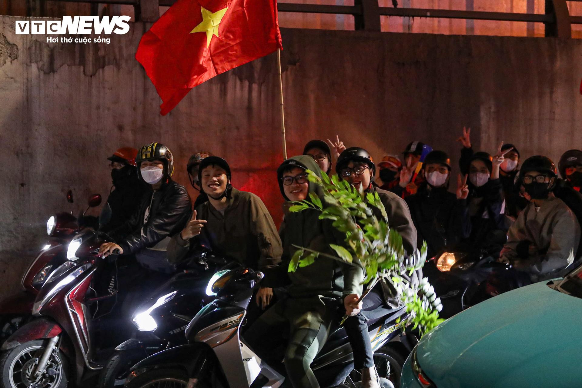 Hơn 3h s&aacute;ng, cờ đỏ sao v&agrave;ng nhuộm k&iacute;n phố H&agrave; Nội mừng U23 Việt Nam v&agrave;o b&aacute;n kết- Ảnh 13.