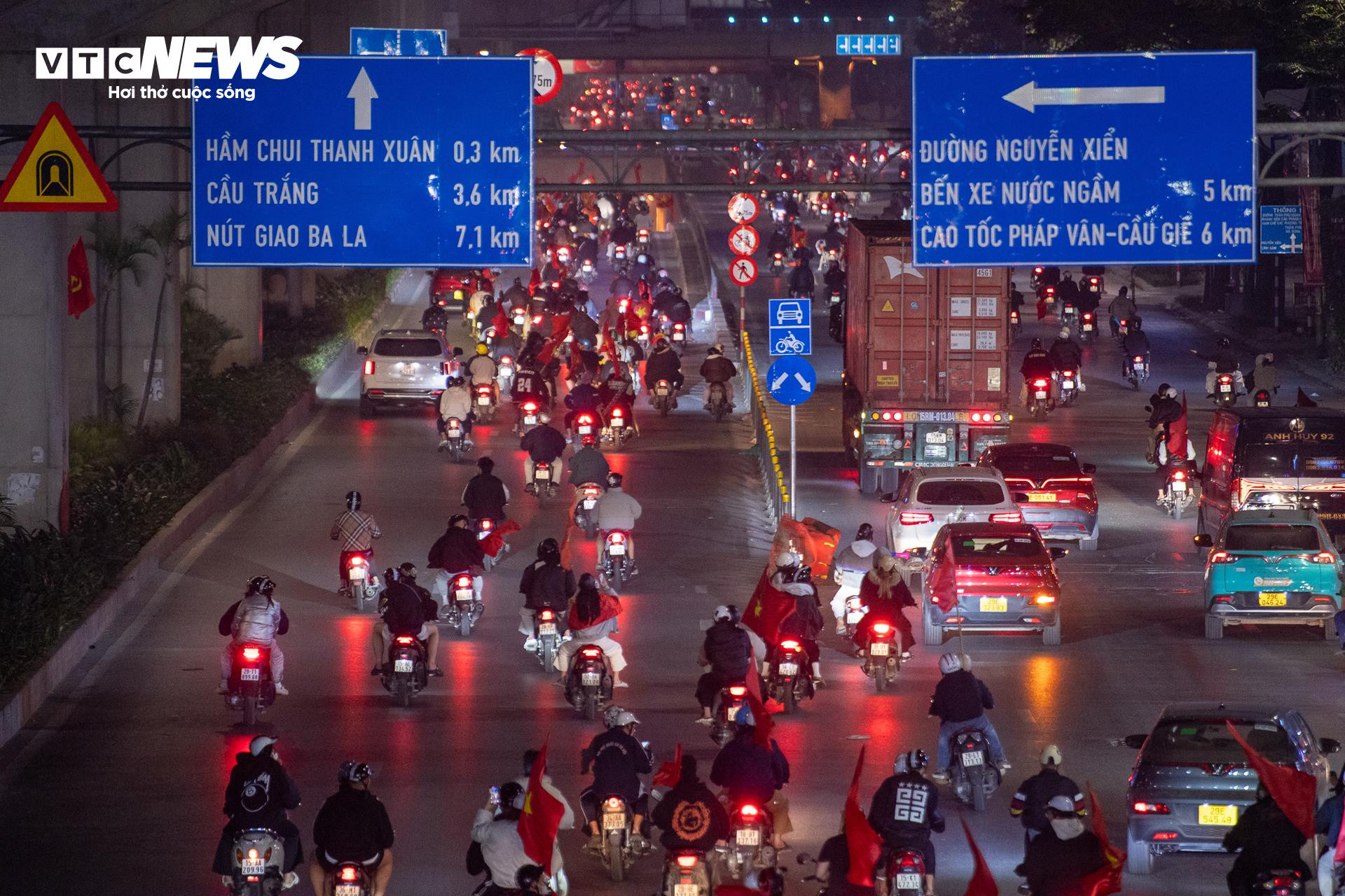 Hơn 3h s&aacute;ng, cờ đỏ sao v&agrave;ng nhuộm k&iacute;n phố H&agrave; Nội mừng U23 Việt Nam v&agrave;o b&aacute;n kết- Ảnh 14.