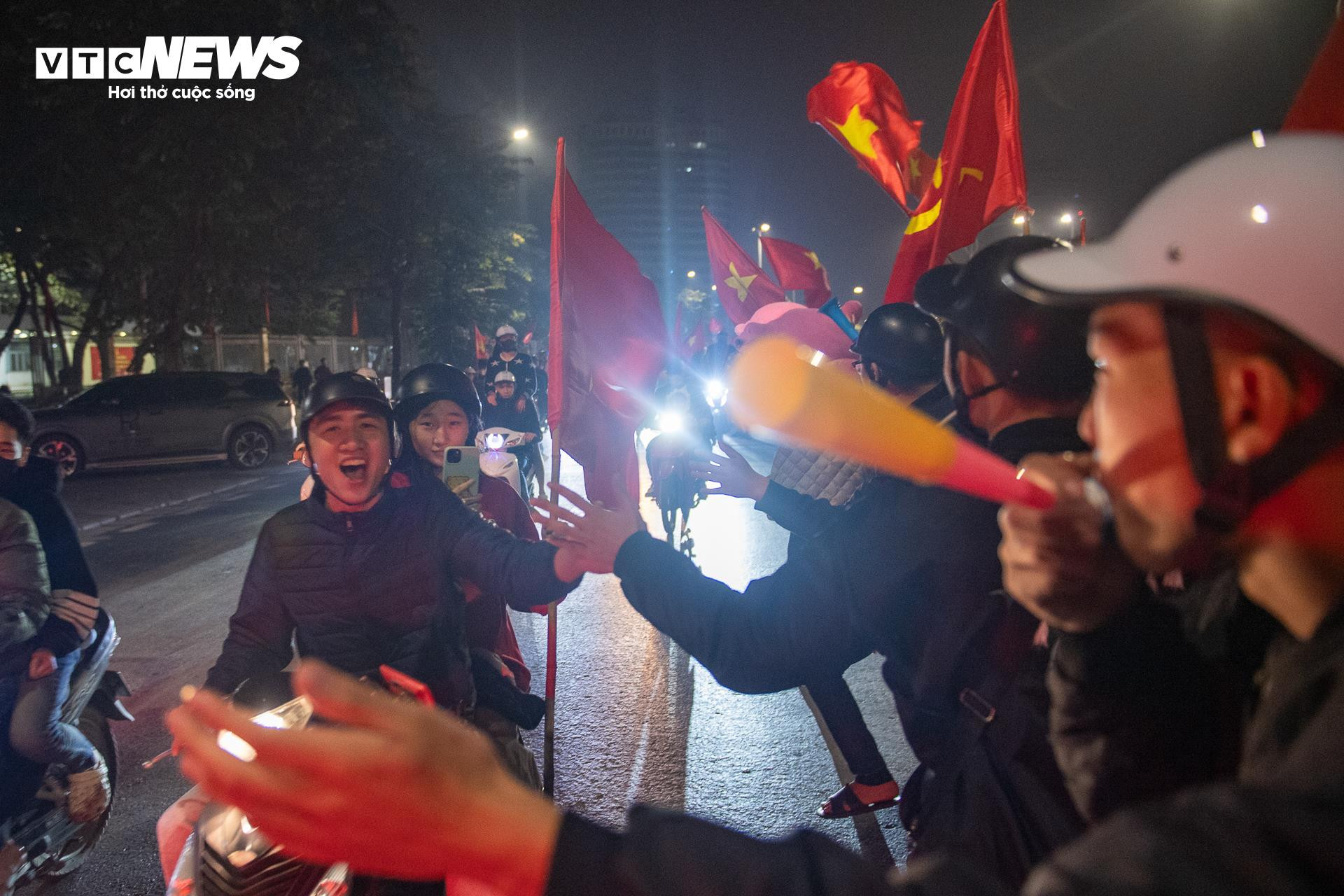 Hơn 3h s&aacute;ng, cờ đỏ sao v&agrave;ng nhuộm k&iacute;n phố H&agrave; Nội mừng U23 Việt Nam v&agrave;o b&aacute;n kết- Ảnh 8.