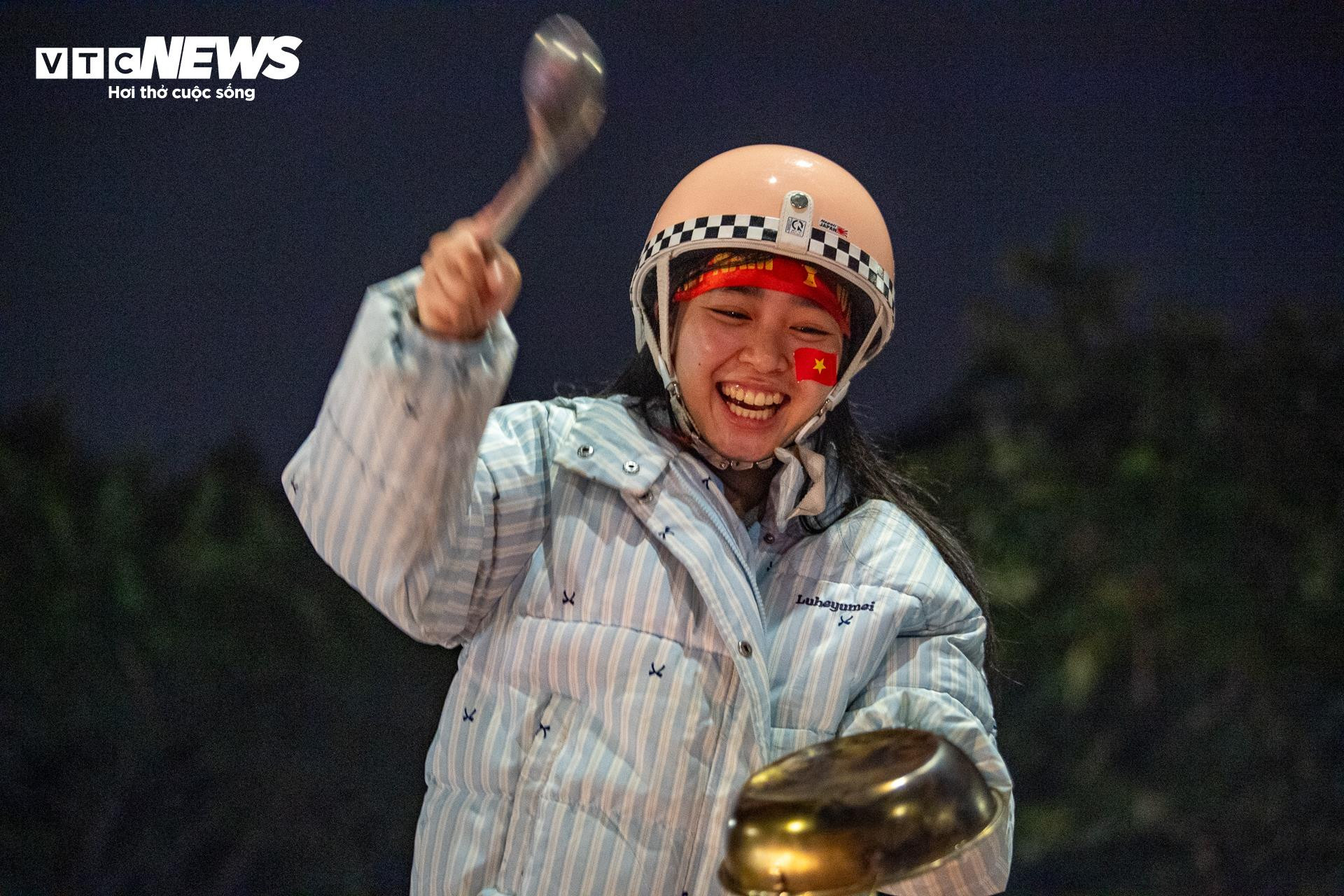 Hơn 3h s&aacute;ng, cờ đỏ sao v&agrave;ng nhuộm k&iacute;n phố H&agrave; Nội mừng U23 Việt Nam v&agrave;o b&aacute;n kết- Ảnh 4.