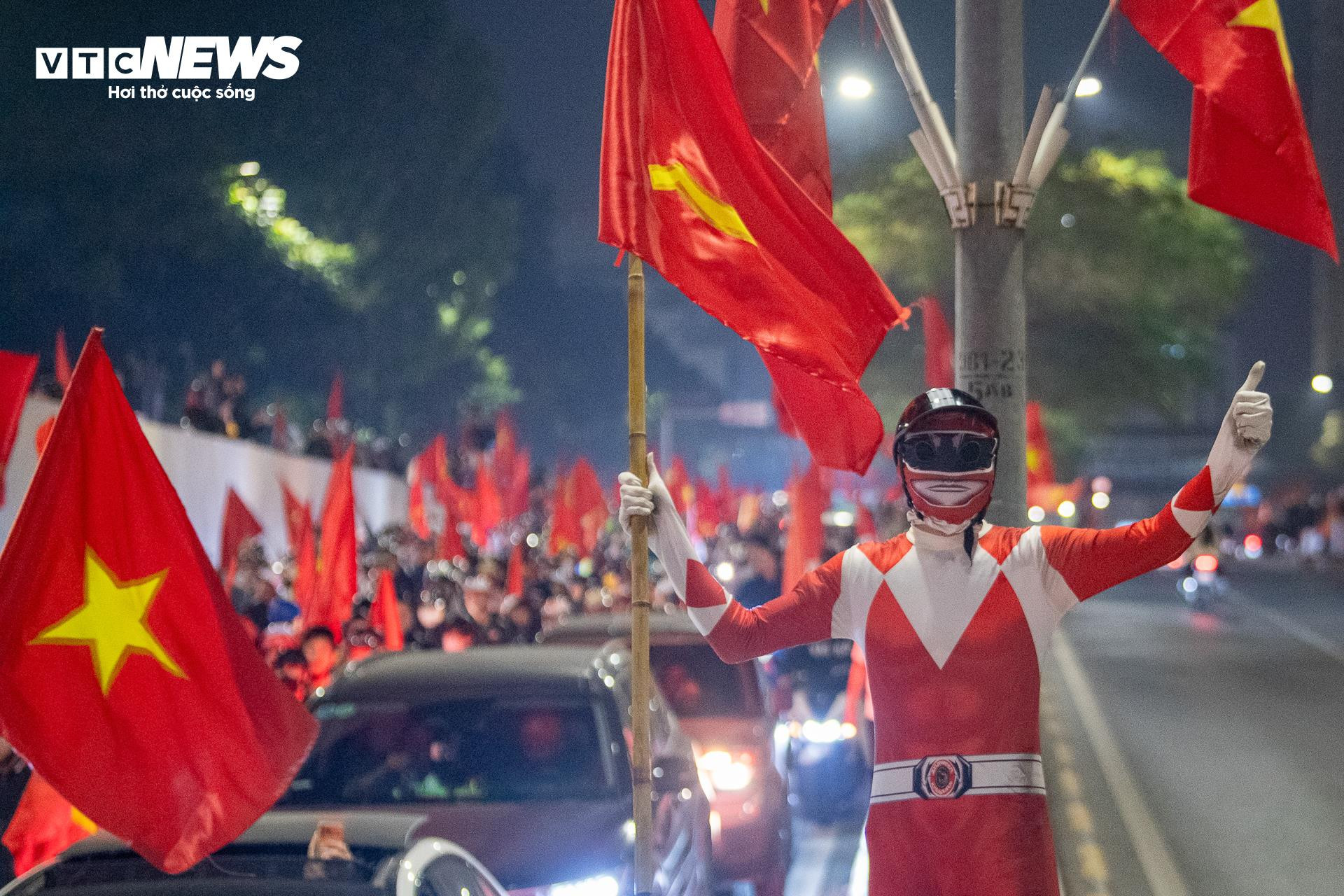 Hơn 3h s&aacute;ng, cờ đỏ sao v&agrave;ng nhuộm k&iacute;n phố H&agrave; Nội mừng U23 Việt Nam v&agrave;o b&aacute;n kết- Ảnh 9.