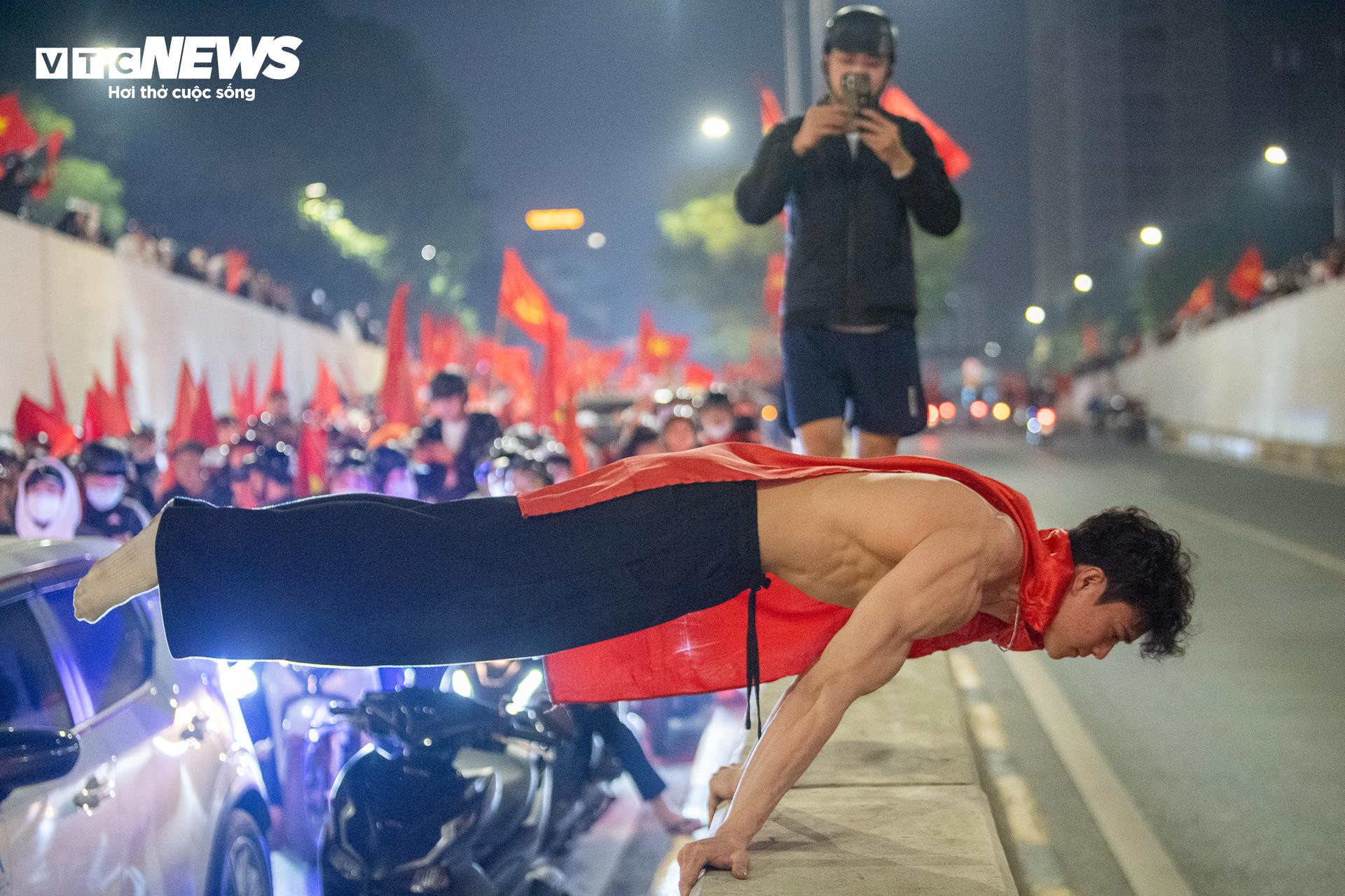 Hơn 3h s&aacute;ng, cờ đỏ sao v&agrave;ng nhuộm k&iacute;n phố H&agrave; Nội mừng U23 Việt Nam v&agrave;o b&aacute;n kết- Ảnh 10.