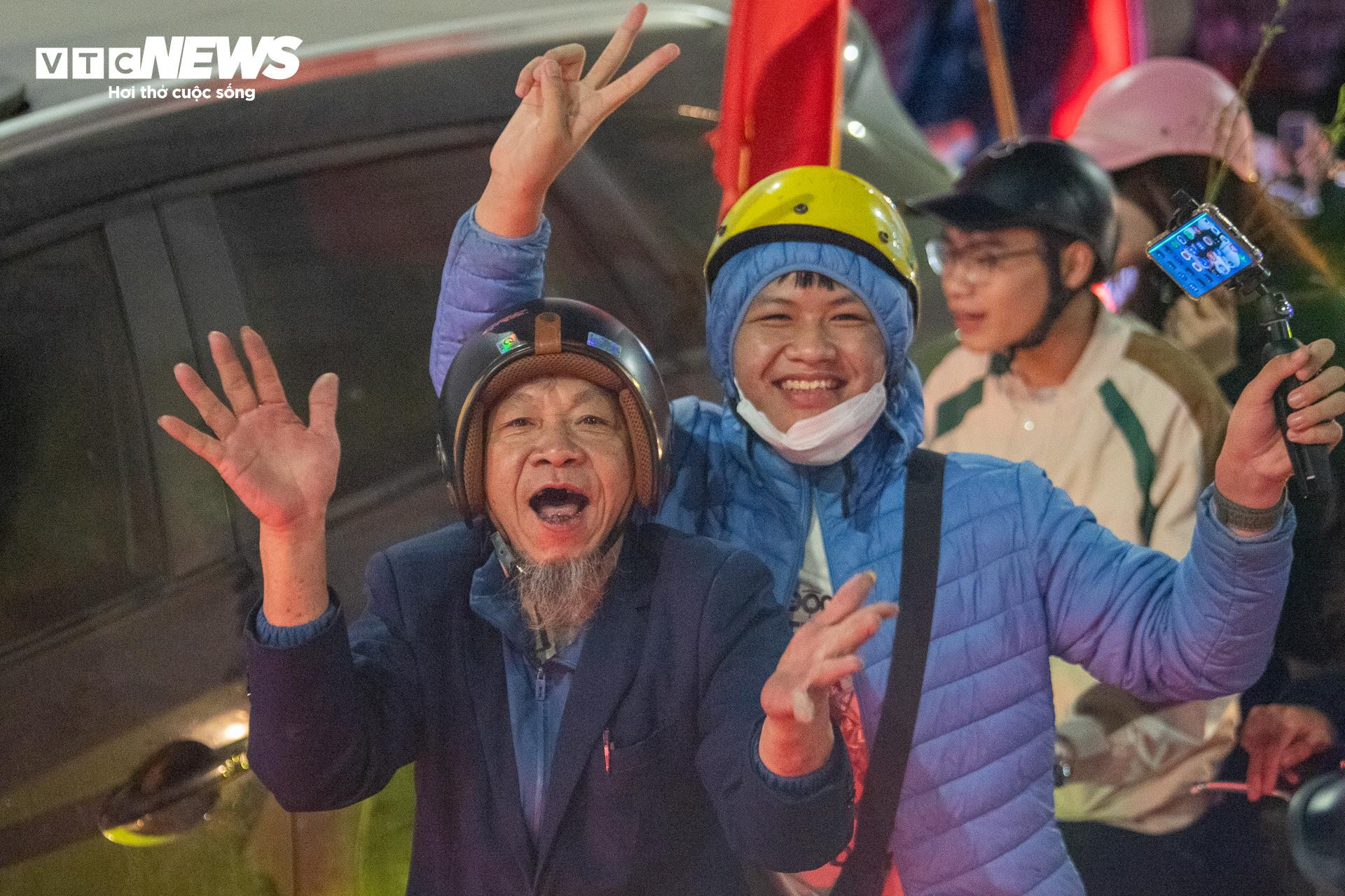 Hơn 3h s&aacute;ng, cờ đỏ sao v&agrave;ng nhuộm k&iacute;n phố H&agrave; Nội mừng U23 Việt Nam v&agrave;o b&aacute;n kết- Ảnh 7.