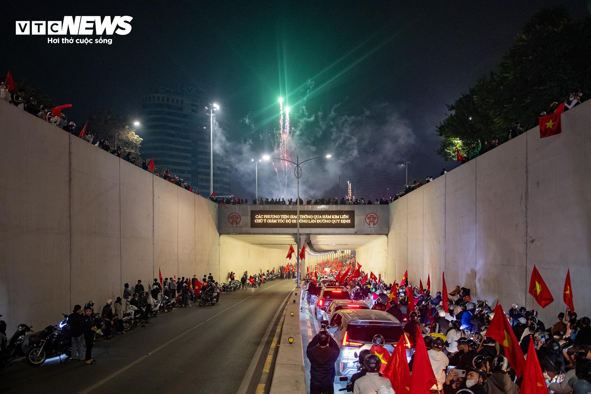 Hơn 3h s&aacute;ng, cờ đỏ sao v&agrave;ng nhuộm k&iacute;n phố H&agrave; Nội mừng U23 Việt Nam v&agrave;o b&aacute;n kết- Ảnh 15.