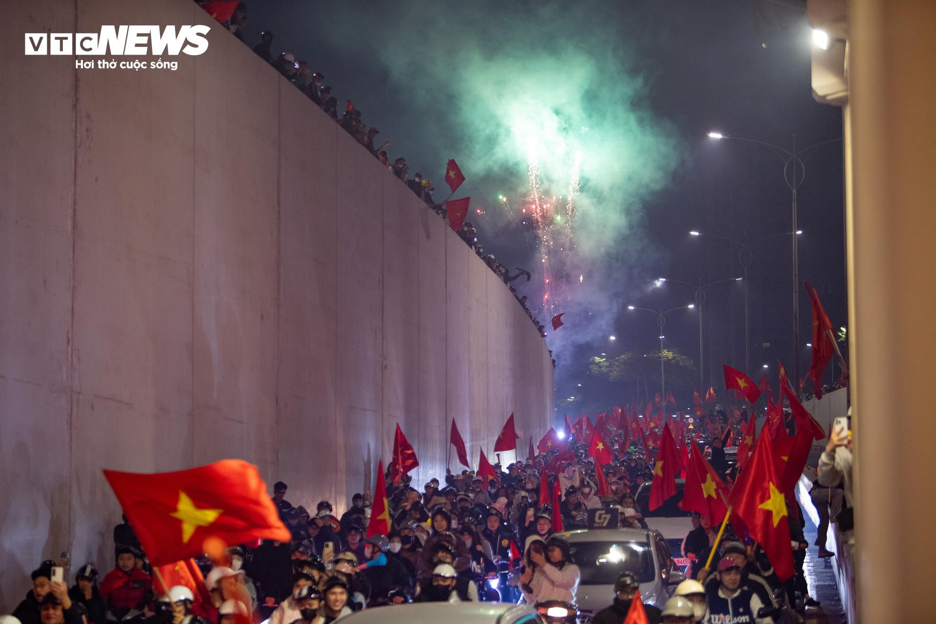 Hơn 3h s&aacute;ng, cờ đỏ sao v&agrave;ng nhuộm k&iacute;n phố H&agrave; Nội mừng U23 Việt Nam v&agrave;o b&aacute;n kết- Ảnh 1.