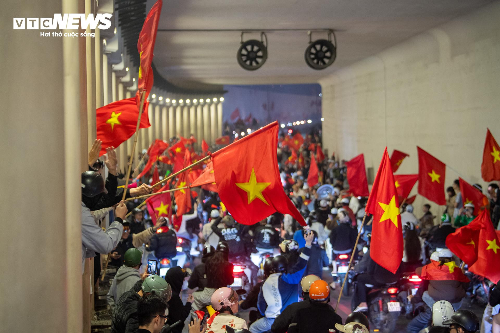 Hơn 3h s&aacute;ng, cờ đỏ sao v&agrave;ng nhuộm k&iacute;n phố H&agrave; Nội mừng U23 Việt Nam v&agrave;o b&aacute;n kết- Ảnh 2.