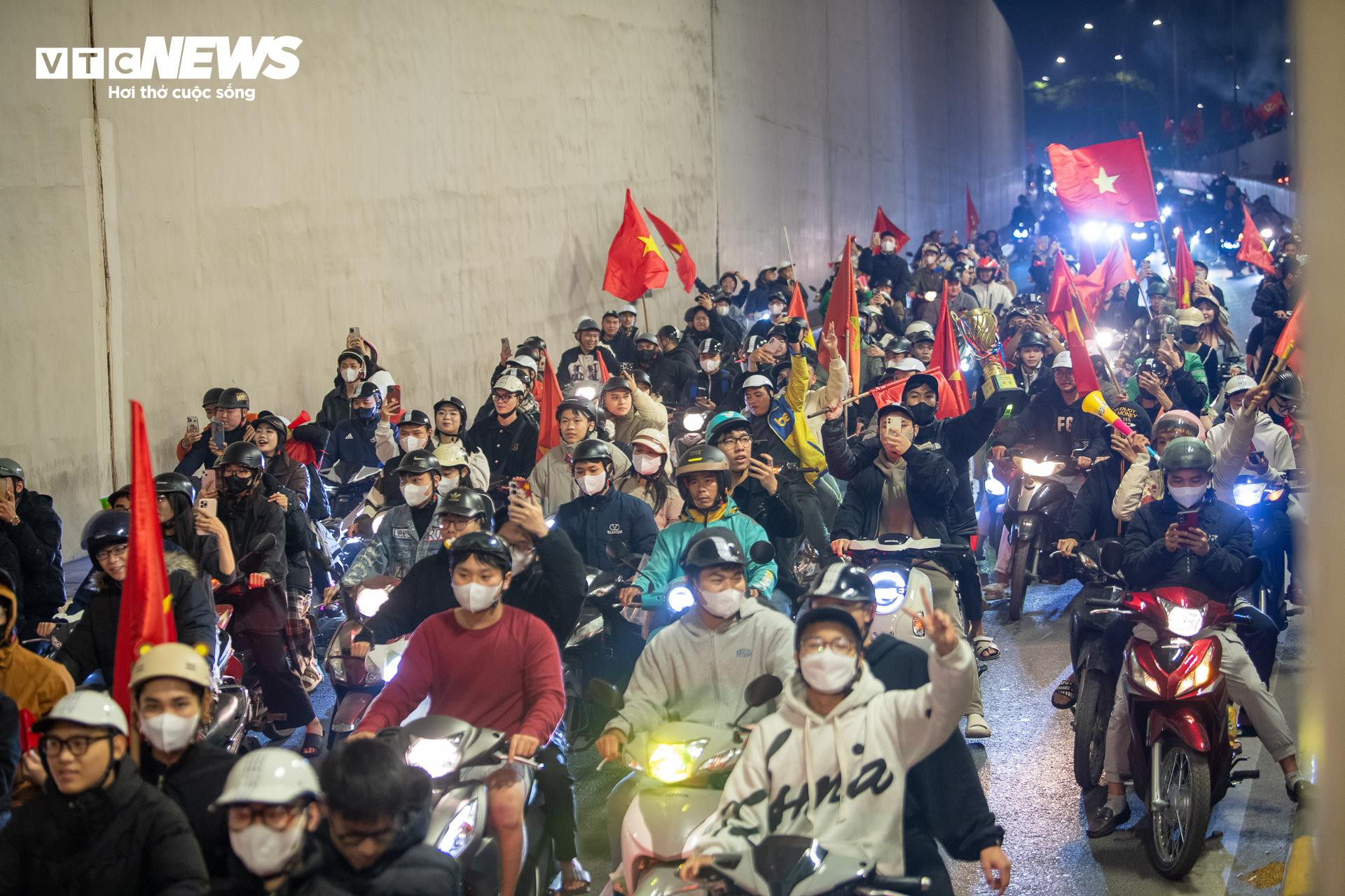 Hơn 3h s&aacute;ng, cờ đỏ sao v&agrave;ng nhuộm k&iacute;n phố H&agrave; Nội mừng U23 Việt Nam v&agrave;o b&aacute;n kết- Ảnh 5.