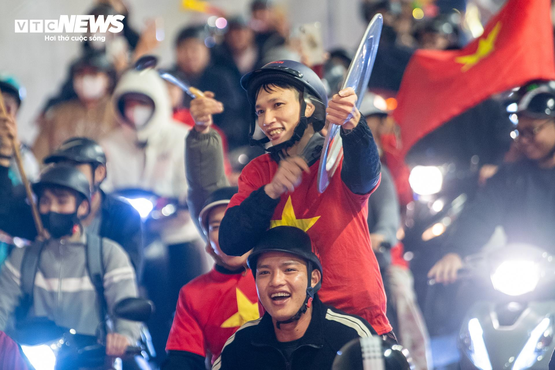 Hơn 3h s&aacute;ng, cờ đỏ sao v&agrave;ng nhuộm k&iacute;n phố H&agrave; Nội mừng U23 Việt Nam v&agrave;o b&aacute;n kết- Ảnh 3.