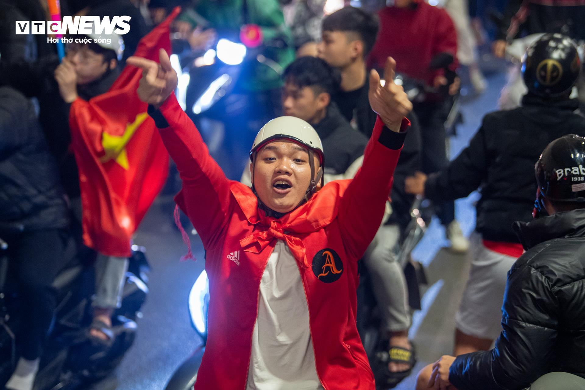 Hơn 3h s&aacute;ng, cờ đỏ sao v&agrave;ng nhuộm k&iacute;n phố H&agrave; Nội mừng U23 Việt Nam v&agrave;o b&aacute;n kết- Ảnh 6.