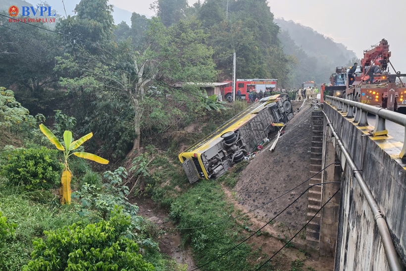 Toàn cảnh hiện trường vụ xe khách gặp nạn tại Sơn La khiến 3 người thiệt mạng- Ảnh 6.