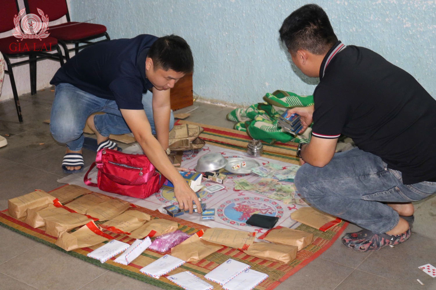 Ập v&agrave;o nh&agrave; trọ Quốc Việt, bắt b&agrave; chủ Nguyễn Thị Ph&uacute; v&agrave; 15 người kh&aacute;c- Ảnh 1.