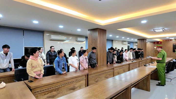 Bắt 35 người cung cấp t&agrave;i khoản ng&acirc;n h&agrave;ng cho c&aacute;c ổ nh&oacute;m lừa đảo ở Campuchia- Ảnh 1.