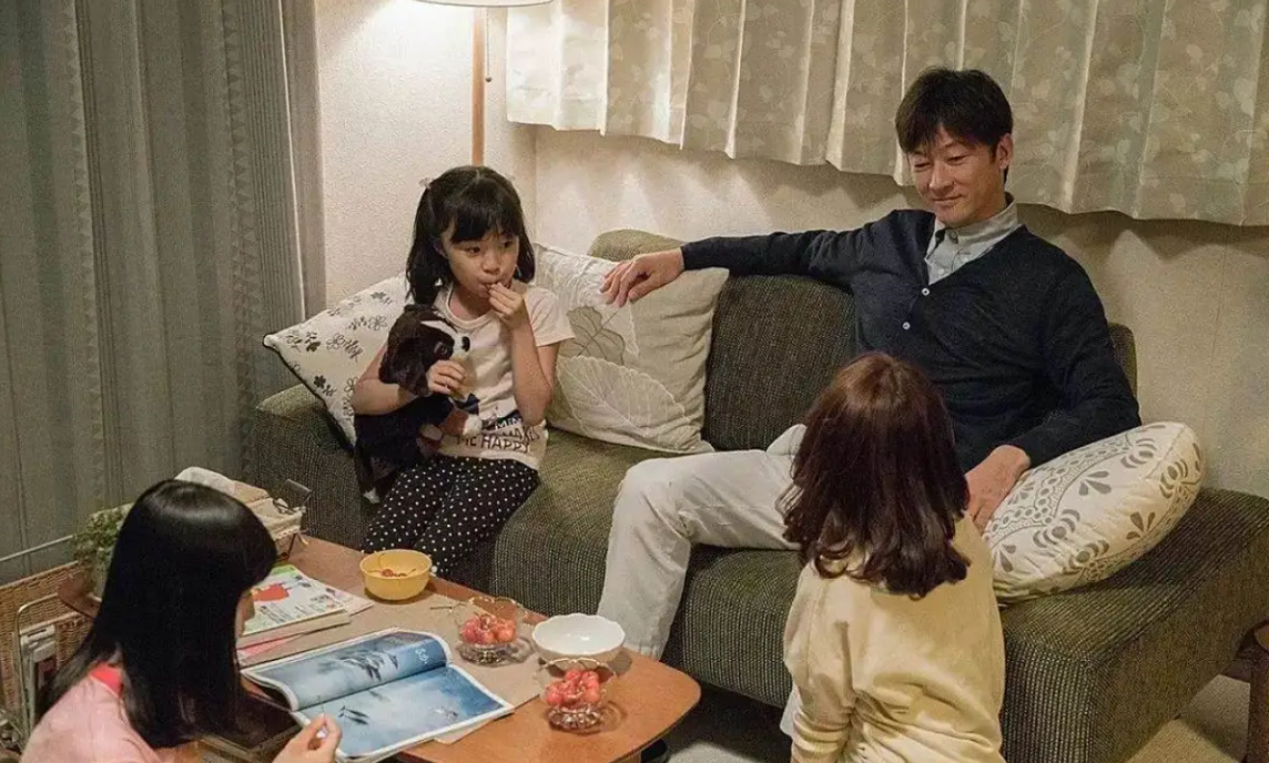 Khoảng c&aacute;ch lớn nhất trong quan hệ cha mẹ v&agrave; con c&aacute;i kh&ocirc;ng phải l&agrave; kh&aacute;c biệt thế hệ- Ảnh 2.