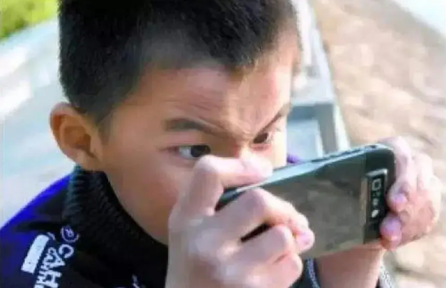 Bé 5 tuổi chơi game trong thời gian dài, tròng đen dần biến mất, bác sĩ cảnh báo rất khó phục hồi- Ảnh 1.