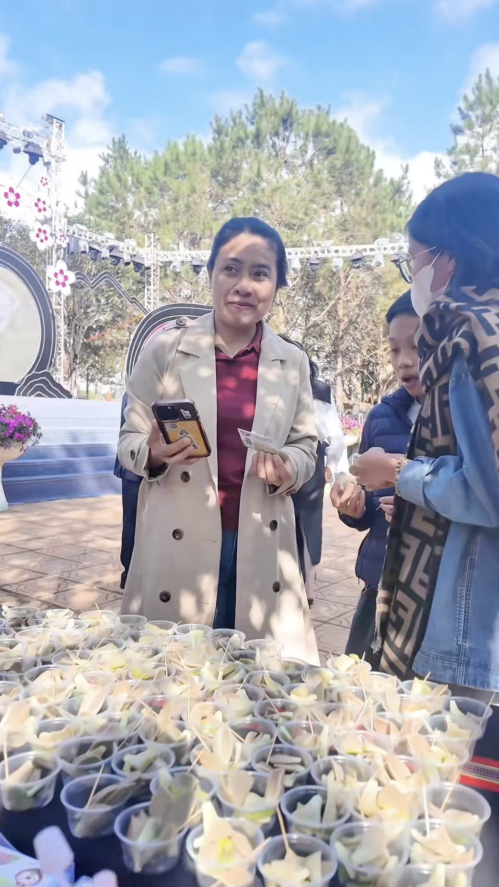 Cảnh b&aacute;o tr&agrave;o lưu ăn sống sen đ&aacute; chấm muối ớt, cẩn thận rước họa v&agrave;o th&acirc;n- Ảnh 8.