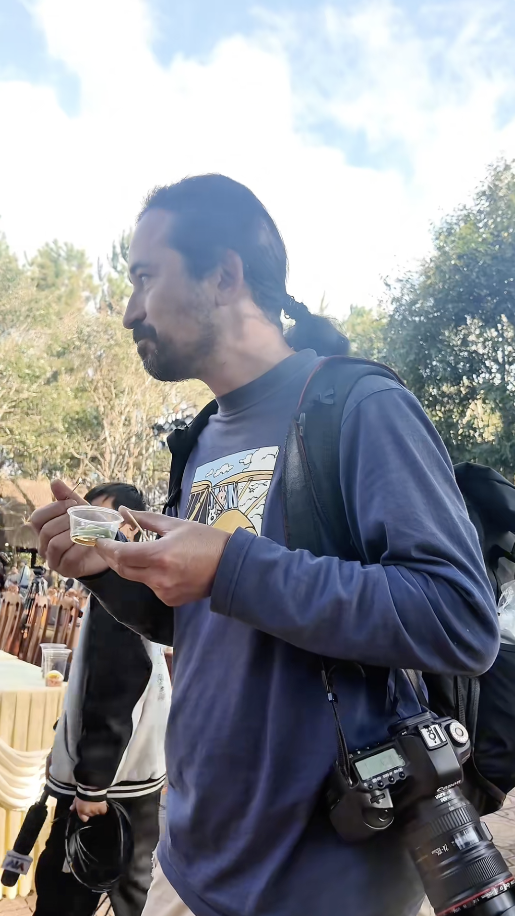 Cảnh b&aacute;o tr&agrave;o lưu ăn sống sen đ&aacute; chấm muối ớt, cẩn thận rước họa v&agrave;o th&acirc;n- Ảnh 9.