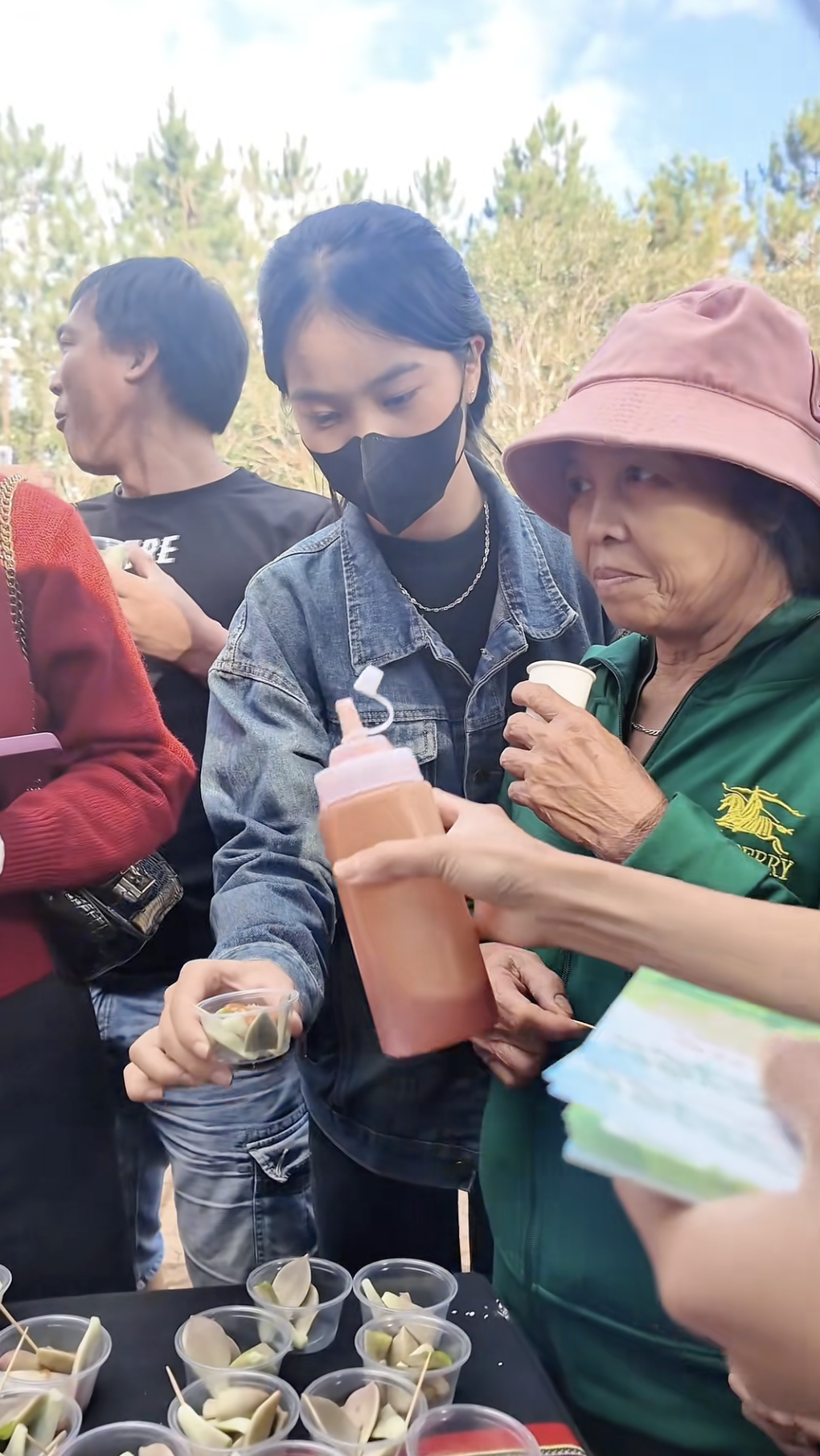 Cảnh b&aacute;o tr&agrave;o lưu ăn sống sen đ&aacute; chấm muối ớt, cẩn thận rước họa v&agrave;o th&acirc;n- Ảnh 11.