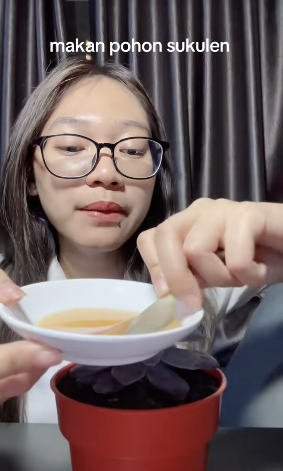 Cảnh b&aacute;o tr&agrave;o lưu ăn sống sen đ&aacute; chấm muối ớt, cẩn thận rước họa v&agrave;o th&acirc;n- Ảnh 6.