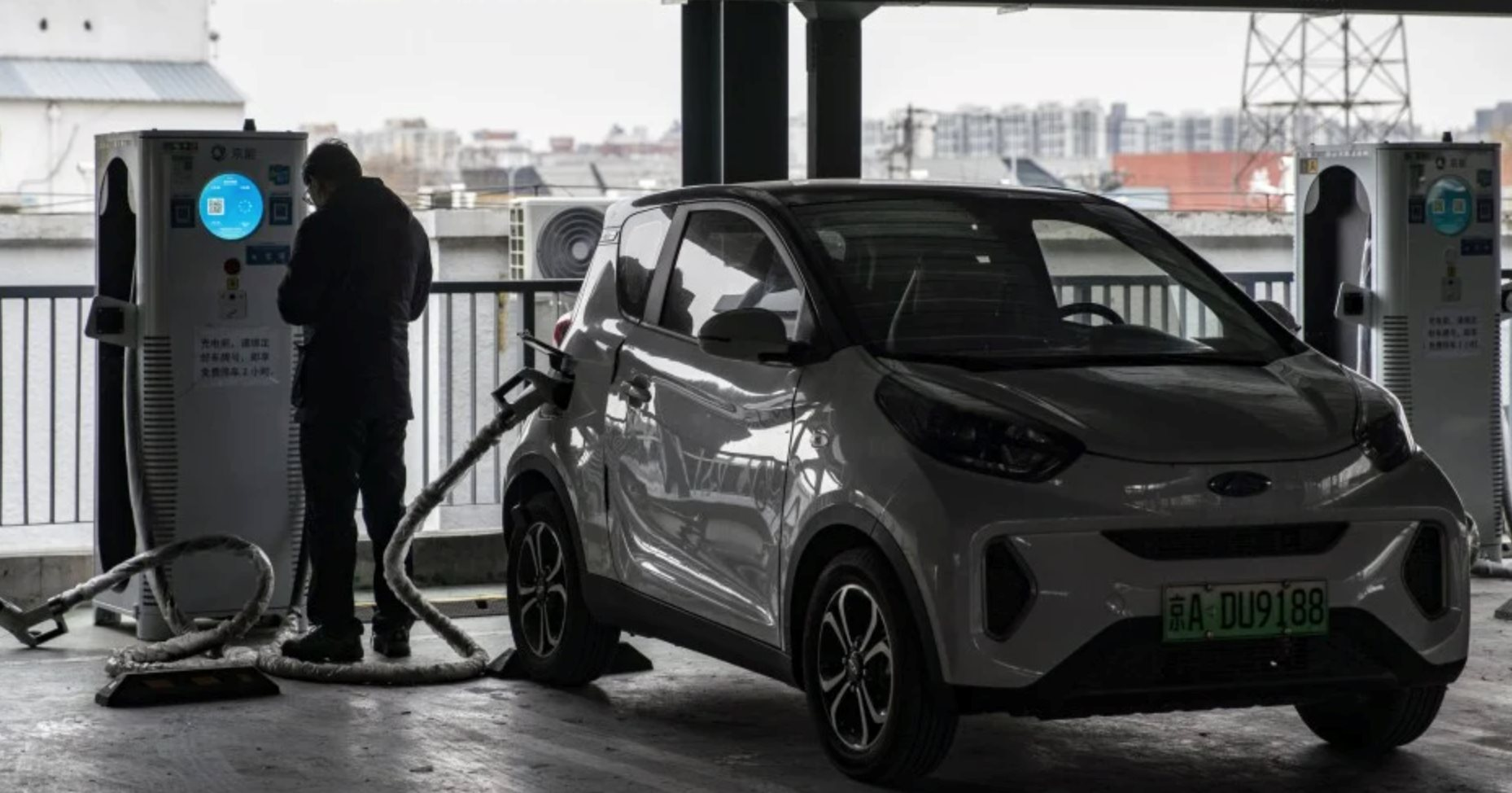 T&iacute;nh to&aacute;n chi ph&iacute; sau 10 năm d&ugrave;ng xe điện: Thay pin hay mua mới xe xăng rẻ hơn?- Ảnh 1.