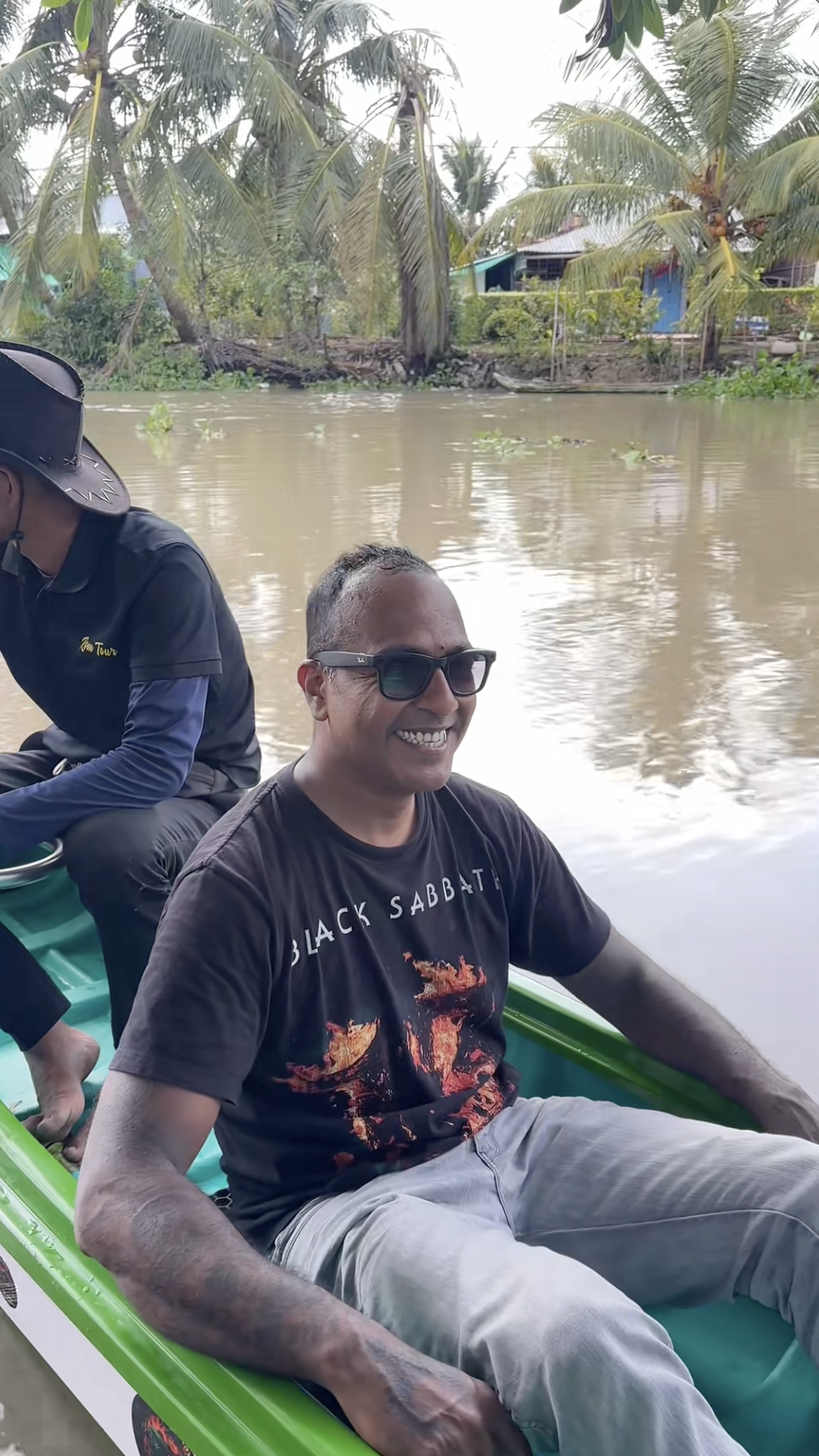 Quen ngồi si&ecirc;u xe tiền tỷ, kh&aacute;ch Dubai vẫn phải 