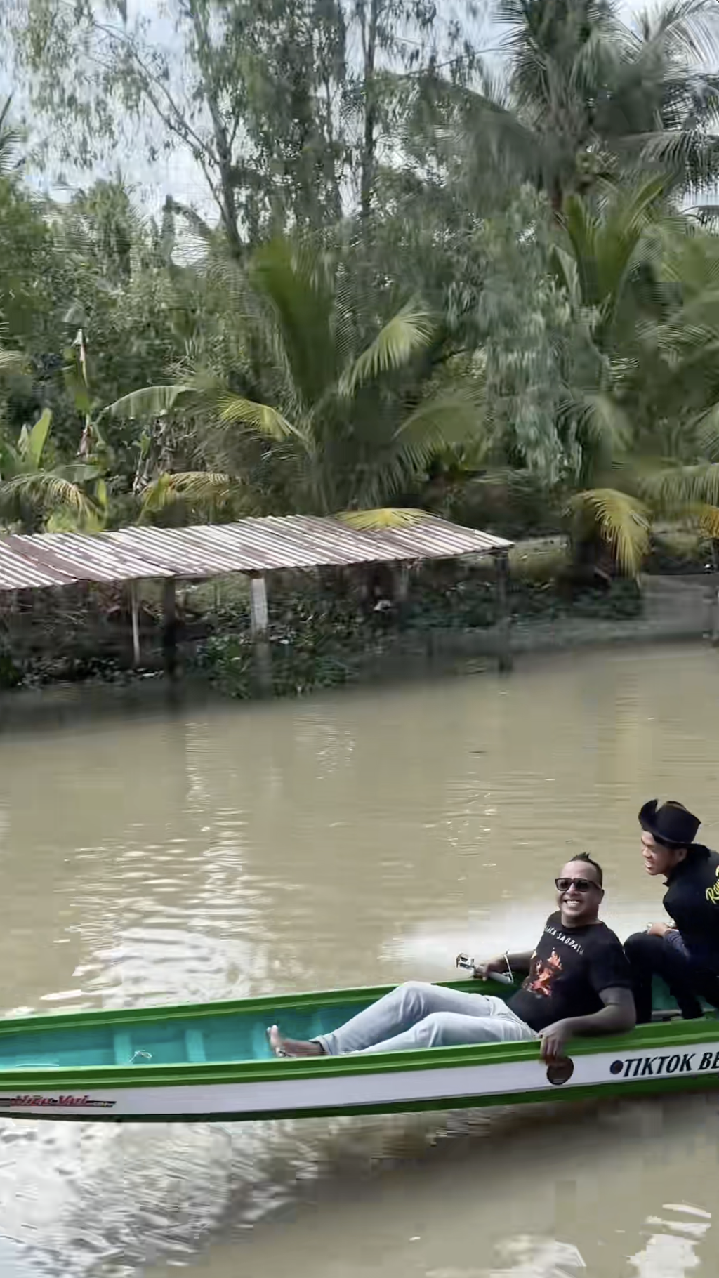 Quen ngồi si&ecirc;u xe tiền tỷ, kh&aacute;ch Dubai vẫn phải 