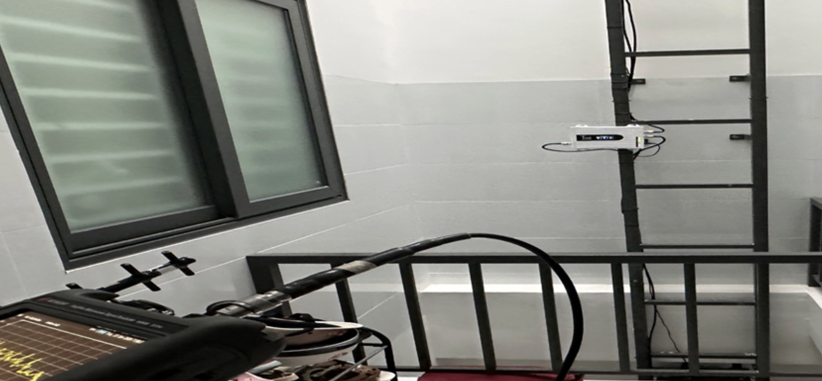 Cần Thơ: Người phụ nữ lắp đặt thiết bị kích sóng điện thoại, gây nhiễu toàn khu vực- Ảnh 1.