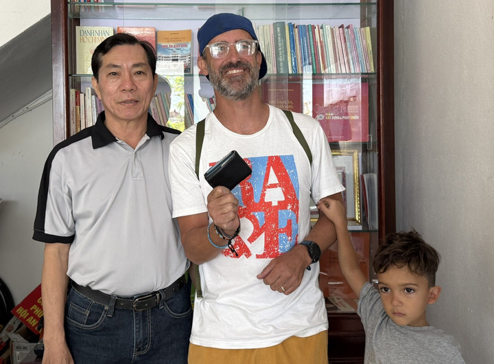 Trả lại tài sản cho du khách nước ngoài, người đàn ông từ chối nhận hậu tạ- Ảnh 1.