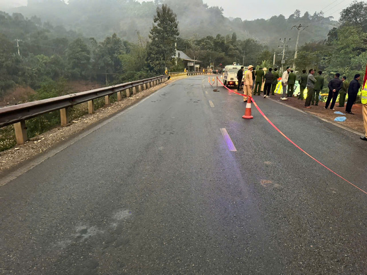 Lật xe kh&aacute;ch ở Sơn La, 3 người tử vong- Ảnh 1.