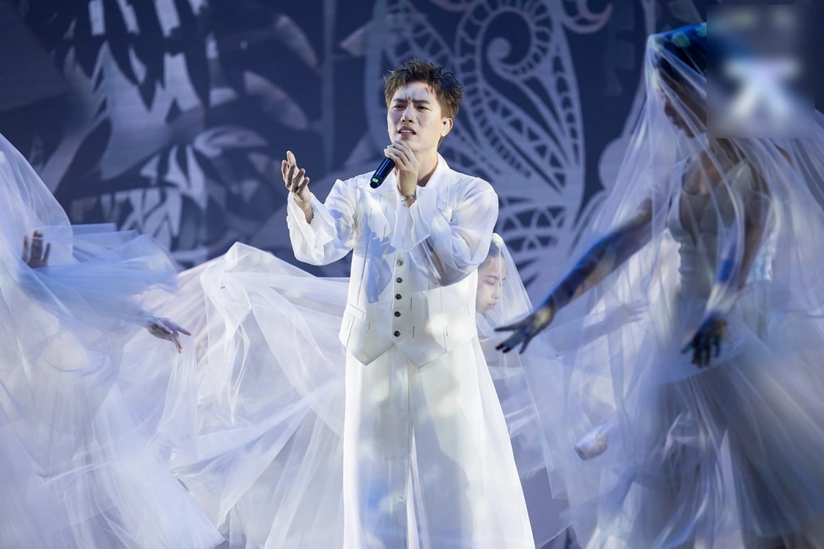 Nam ca sĩ đắt show bậc nhất hiện nay: Đẹp trai h&aacute;t hay đi diễn khắp nơi, được tin tưởng giao nhiệm vụ s&aacute;ng t&aacute;c nhạc về Đảng- Ảnh 7.