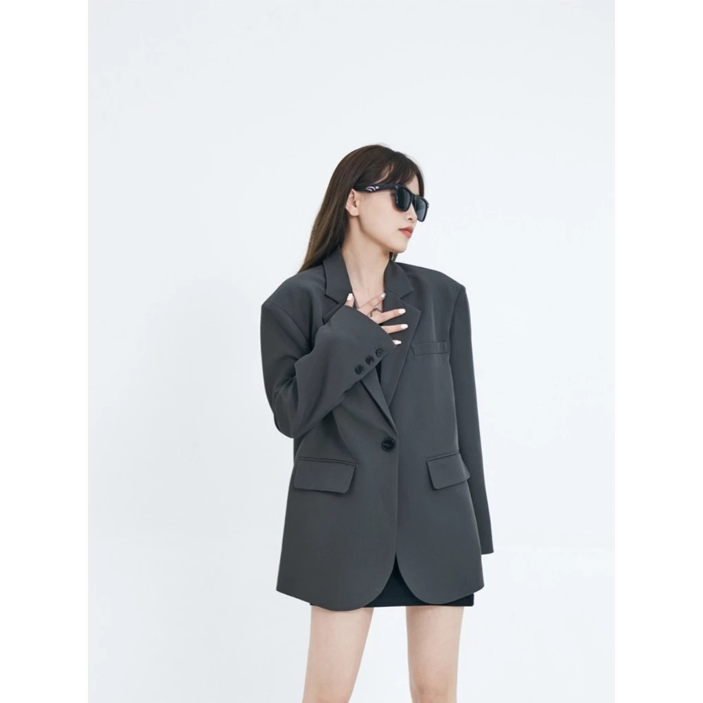 Năm 2026 là thời của "xám than chì": Gam màu "đại gia ngầm" mặc lên là sang, phối kiểu gì cũng khí chất- Ảnh 12.