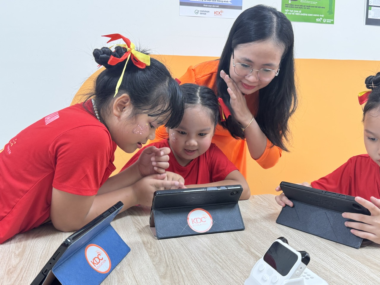 TPHCM chọn trường chuy&ecirc;n, trường ti&ecirc;n tiến, trường học số để th&iacute; điểm dạy AI- Ảnh 2.