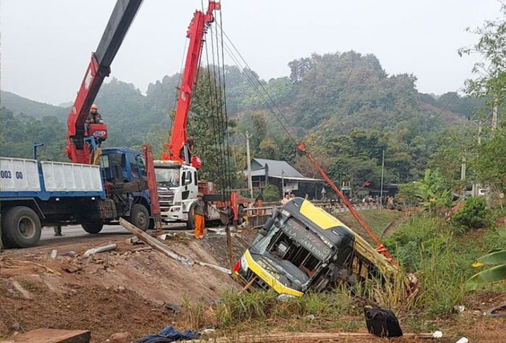 Nguy&ecirc;n nh&acirc;n vụ lật xe kh&aacute;ch 3 người tử vong ở Sơn La- Ảnh 1.