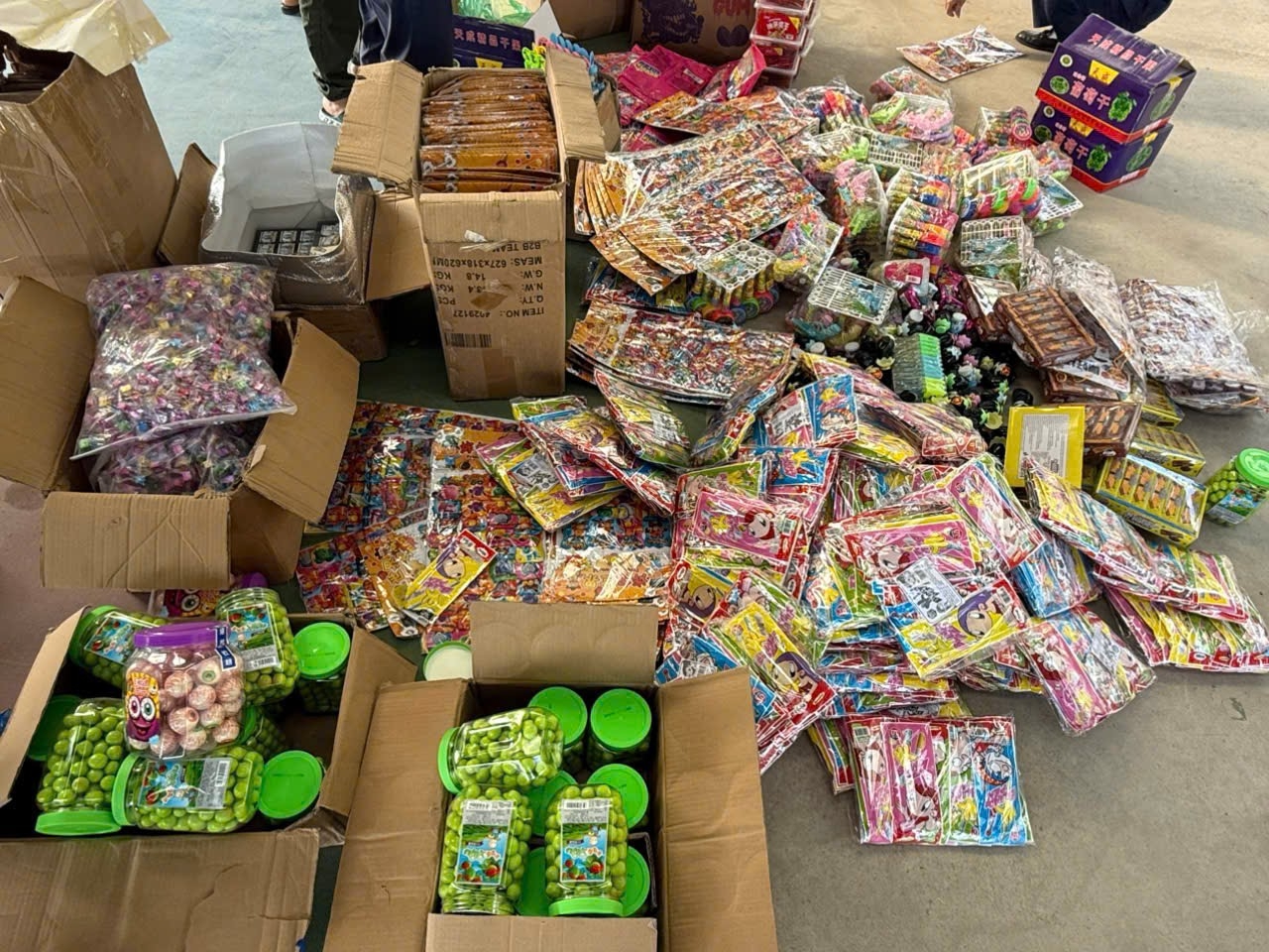 Ph&aacute;t hiện 3.000 sản phẩm socola, nho kh&ocirc;, kẹo&hellip; c&oacute; vấn đề, người d&acirc;n đặc biệt ch&uacute; &yacute;- Ảnh 3.
