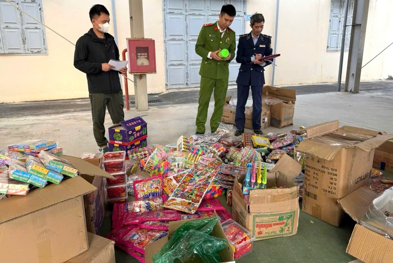 Ph&aacute;t hiện 3.000 sản phẩm socola, nho kh&ocirc;, kẹo&hellip; c&oacute; vấn đề, người d&acirc;n đặc biệt ch&uacute; &yacute;- Ảnh 2.