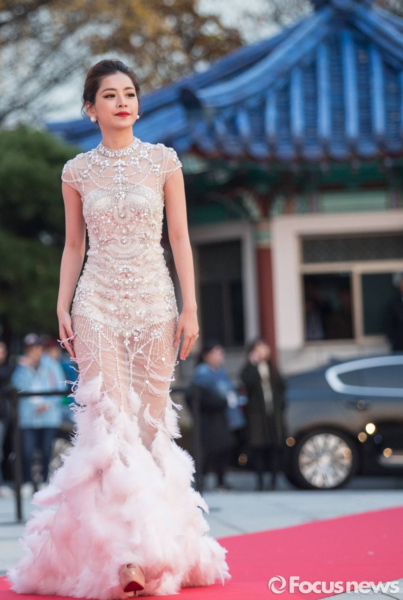 Đỉnh nhất trend 2016: Chi Pu ch&iacute;nh l&agrave; huyền thoại, được b&aacute;o H&agrave;n khen tận m&acirc;y xanh, lộng lẫy hơn minh tinh H&agrave;n Quốc- Ảnh 2.