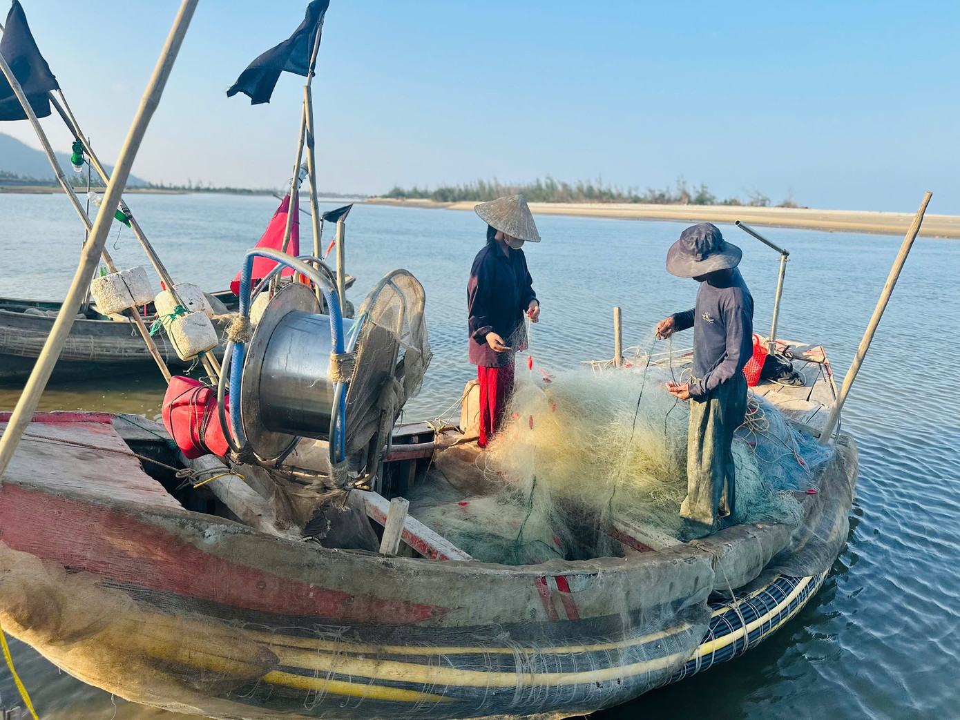 Ngư dân Hà Tĩnh trúng đậm ‘lộc biển’, thu tiền triệu mỗi ngày- Ảnh 8.