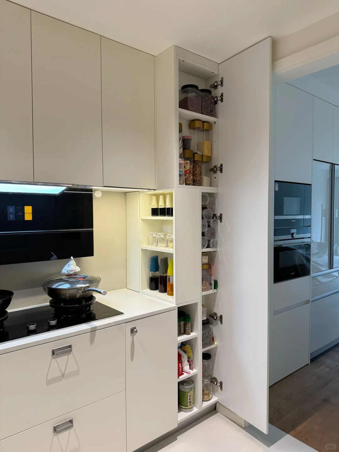 Vợ t&ocirc;i tự tay thiết kế to&agrave;n bộ hệ tủ trong nh&agrave; v&agrave; t&ocirc;i phải thừa nhận: Hiệu quả hơn nhiều nh&agrave; thiết kế- Ảnh 2.