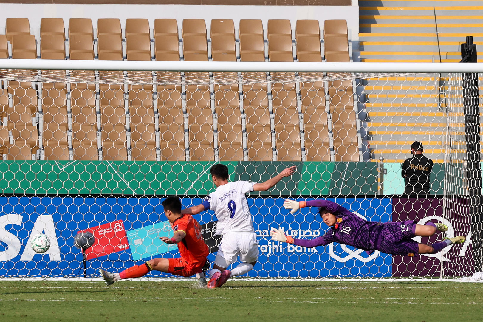 Thủ m&ocirc;n U23 Trung Quốc hot đi&ecirc;n trước trận gặp Việt Nam, được v&iacute; như &ldquo;Vạn L&yacute; Trường Th&agrave;nh di động&rdquo; l&agrave; ai?- Ảnh 5.