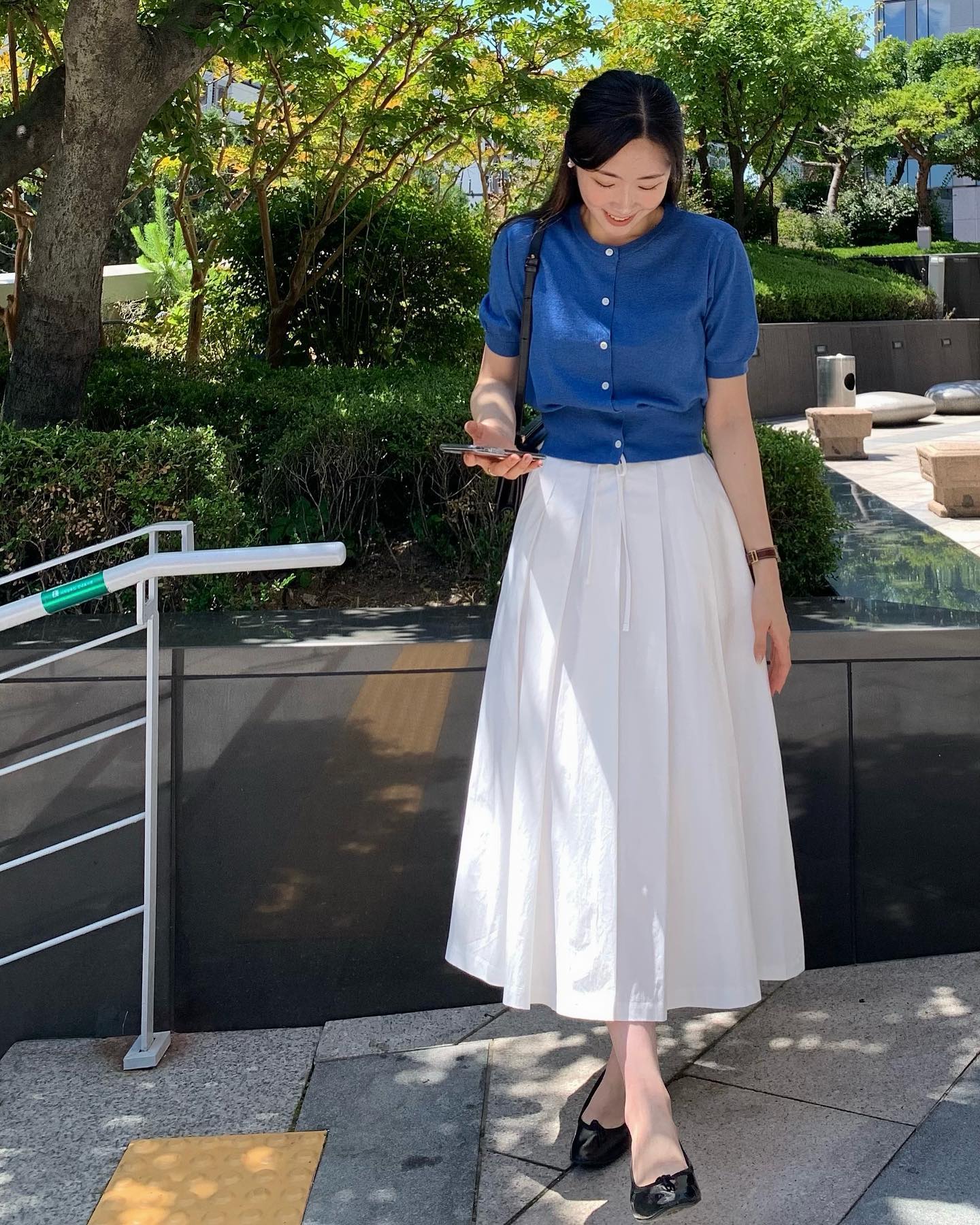 4 mẫu ch&acirc;n v&aacute;y trẻ trung hơn nhiều so với ch&acirc;n v&aacute;y đen, chị em đừng 