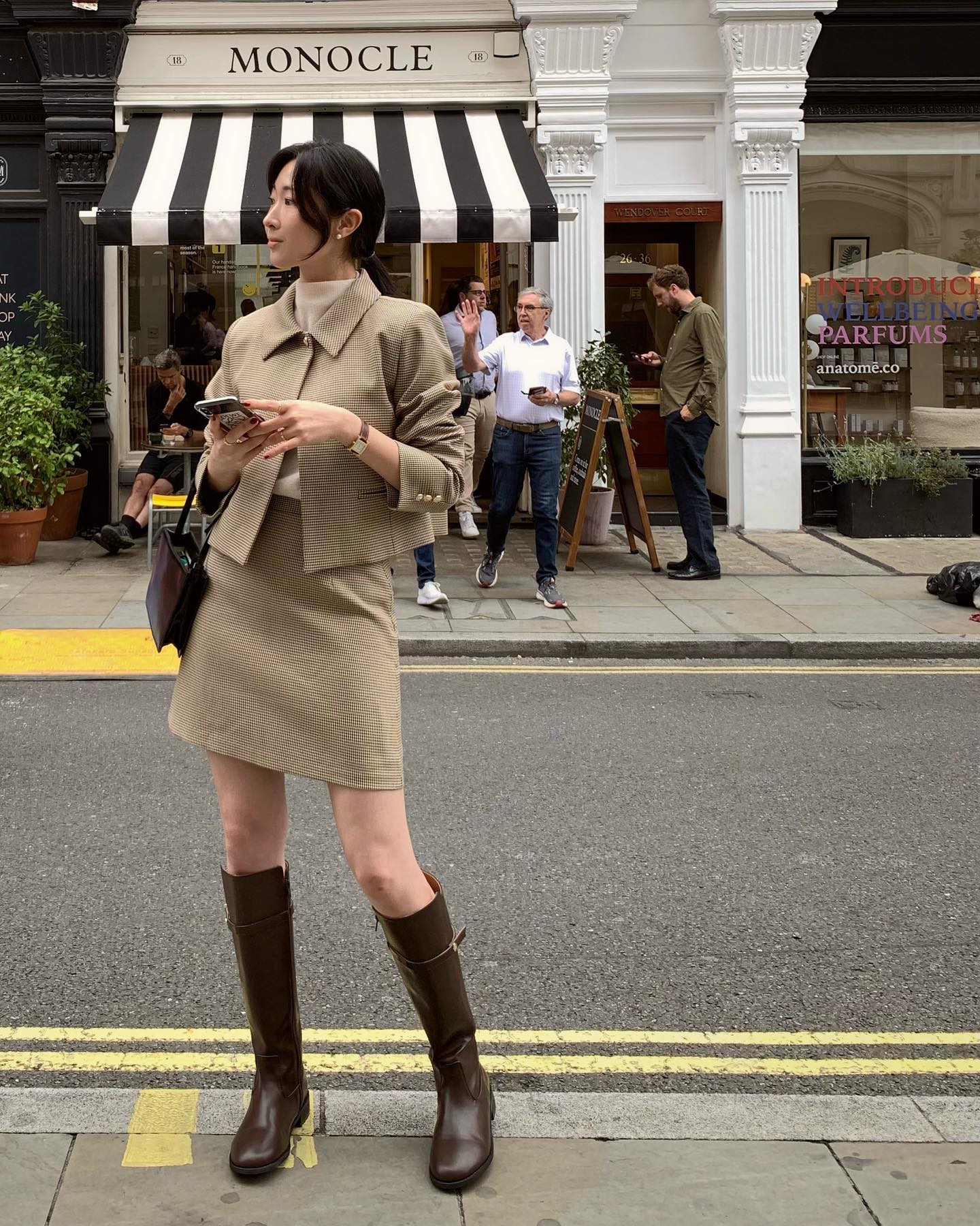 4 mẫu ch&acirc;n v&aacute;y trẻ trung hơn nhiều so với ch&acirc;n v&aacute;y đen, chị em đừng 