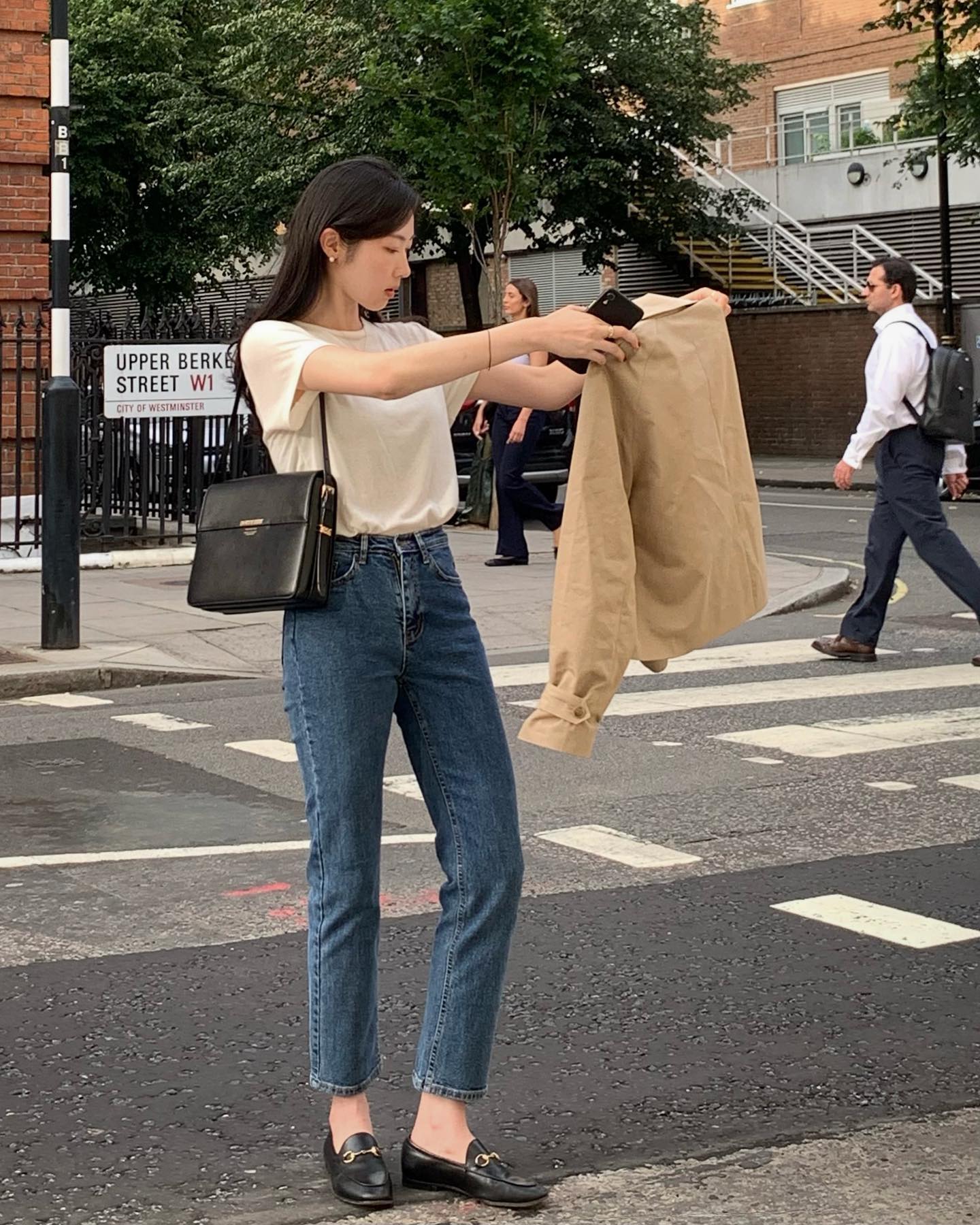 Mặc quần jeans đi gi&agrave;y bệt l&agrave; hợp nhất, đặc biệt 4 kiểu trẻ trung v&agrave; sang xịn mịn n&agrave;y- Ảnh 5.