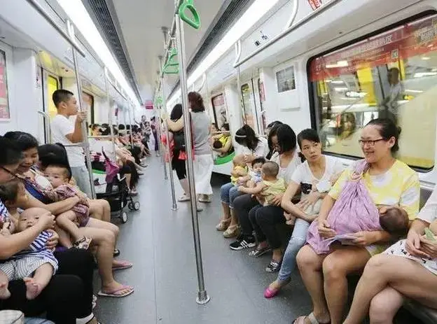 Một khoảnh khắc tr&ecirc;n t&agrave;u điện ngầm g&acirc;y b&agrave;n t&aacute;n- Ảnh 1.