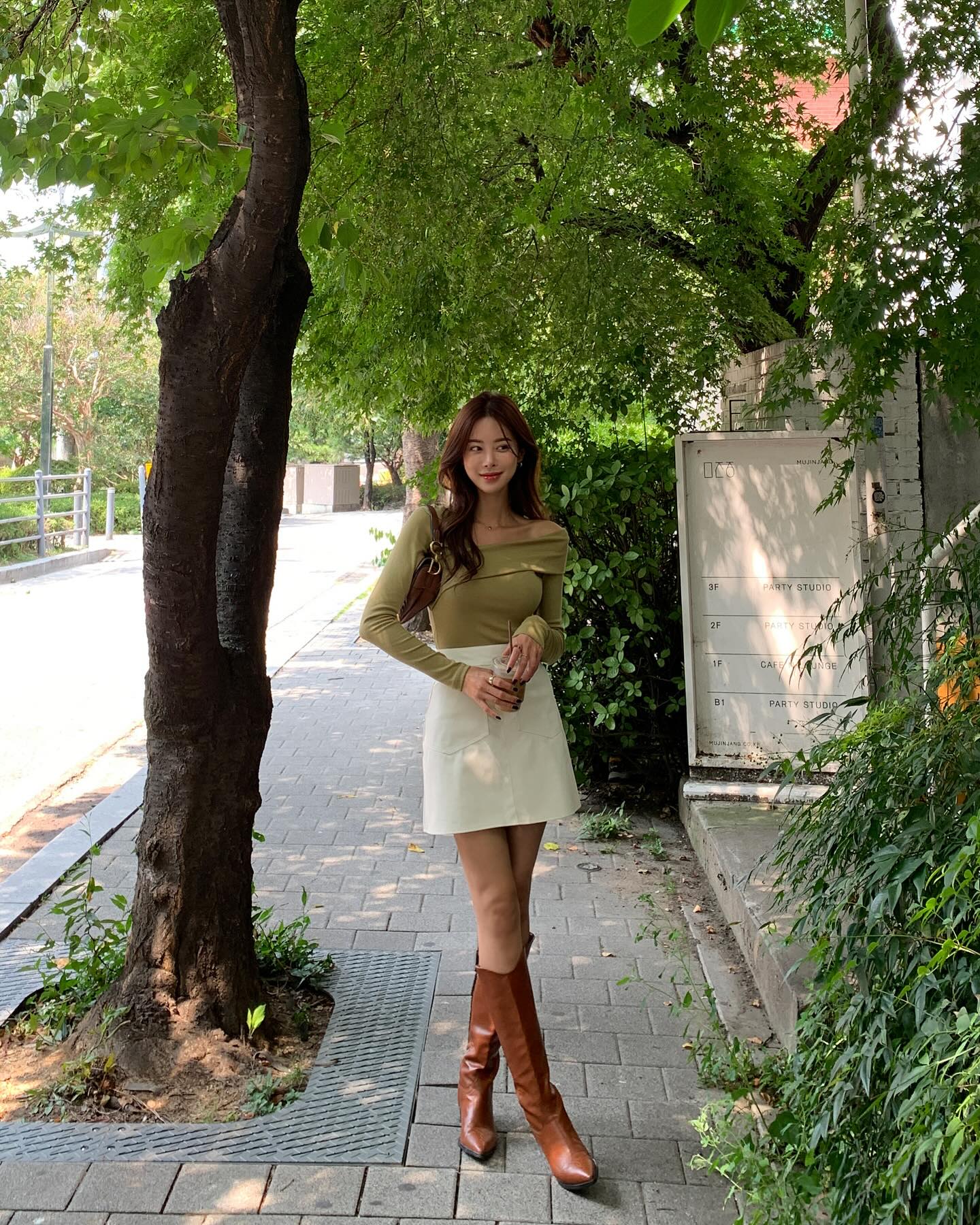 4 mẫu ch&acirc;n v&aacute;y trẻ trung hơn nhiều so với ch&acirc;n v&aacute;y đen, chị em đừng 