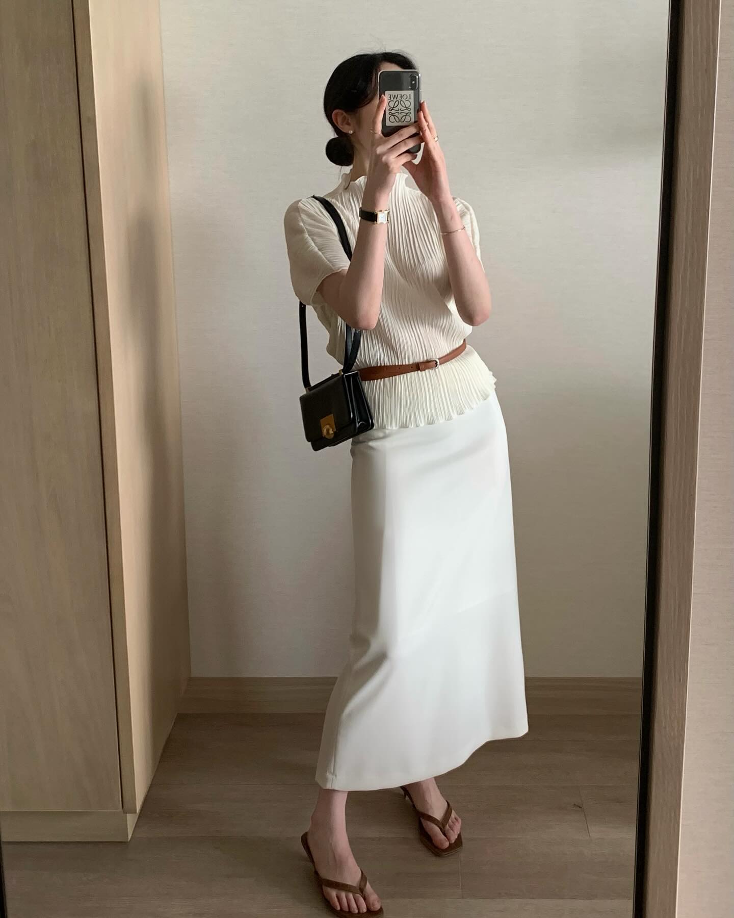 4 mẫu ch&acirc;n v&aacute;y trẻ trung hơn nhiều so với ch&acirc;n v&aacute;y đen, chị em đừng 